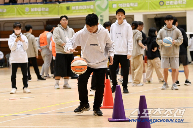 Sports for the Disabled The Korean Sports Association for the Disabled, which is engraved in the national task, takes the lead in practicing sports for the disabled without discrimination. 
