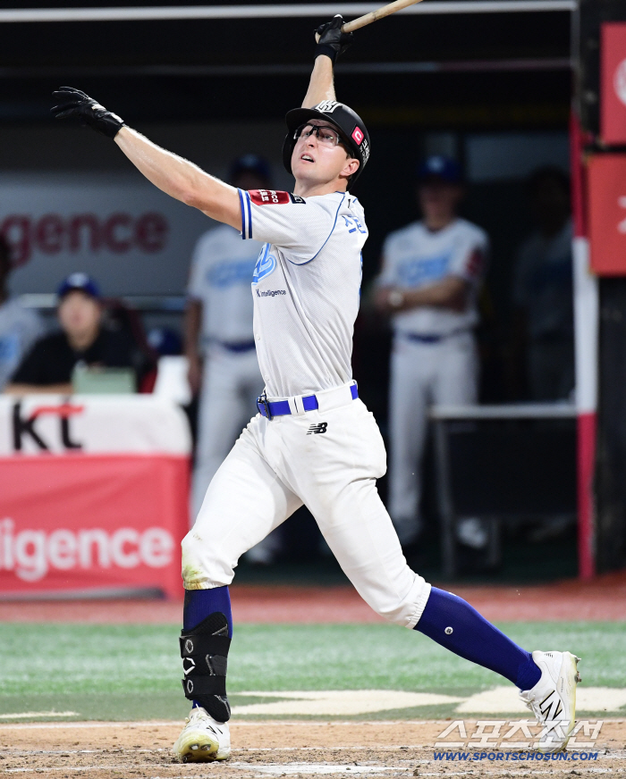 Stephenson, who was hitting number 9, moved forward again on number 2. Why? Kyungmin has back pain