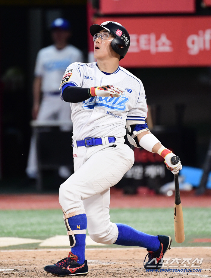 Stephenson, who was hitting number 9, moved forward again on number 2. Why? Kyungmin has back pain