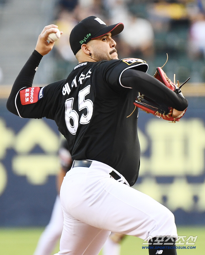 Stephenson, who was hitting number 9, moved forward again on number 2. Why? Kyungmin has back pain