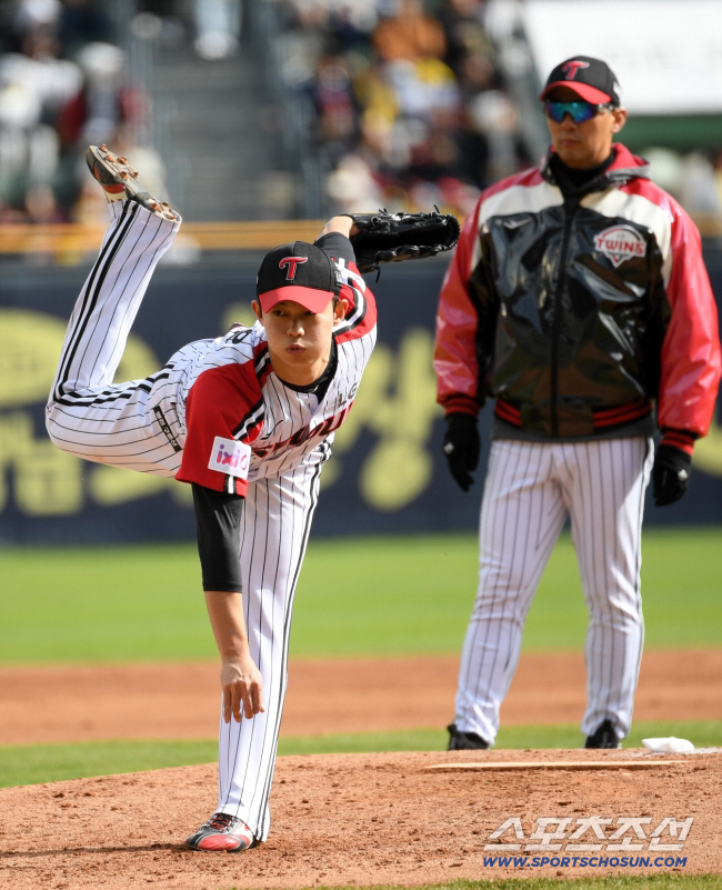 There's a 157-kilometer fastball, but it's a full count and a slider game. Kim Young-woo's card has been created for his efforts to coach Kim Kwang-sam, a high school graduate rookie who has grown up in Pilseungjo