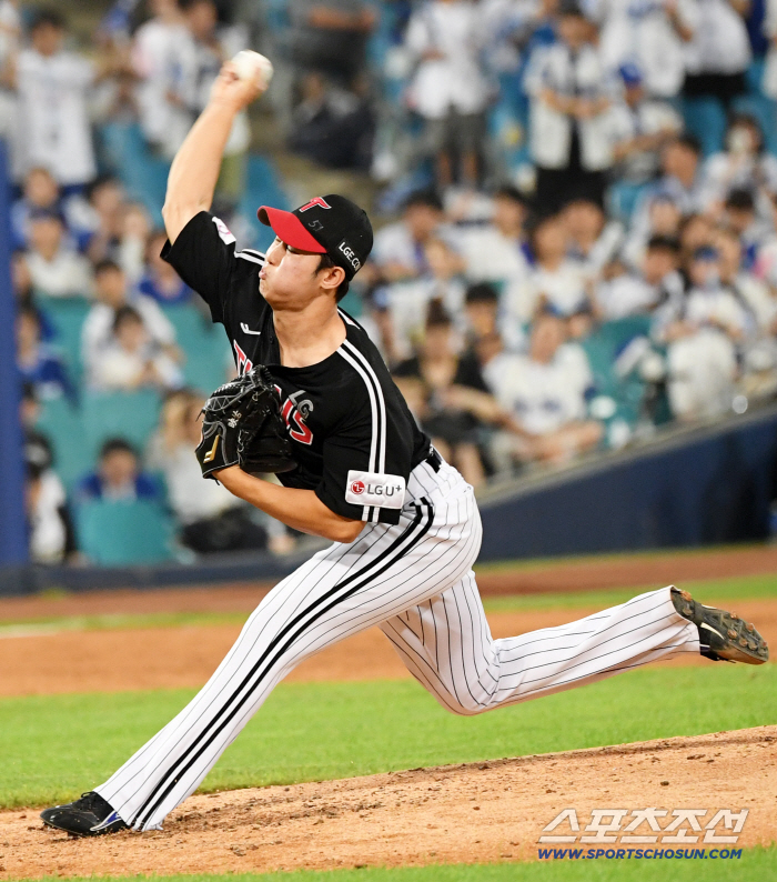 There's a 157-kilometer fastball, but it's a full count and a slider game. Kim Young-woo's card has been created for his efforts to coach Kim Kwang-sam, a high school graduate rookie who has grown up in Pilseungjo