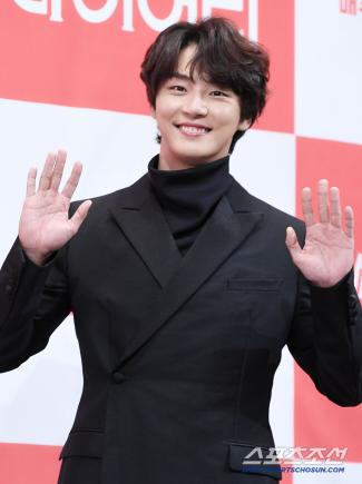 Yoon Si-yoon confesses the reason for his obsession with clean toilets, and shares a single room as a child