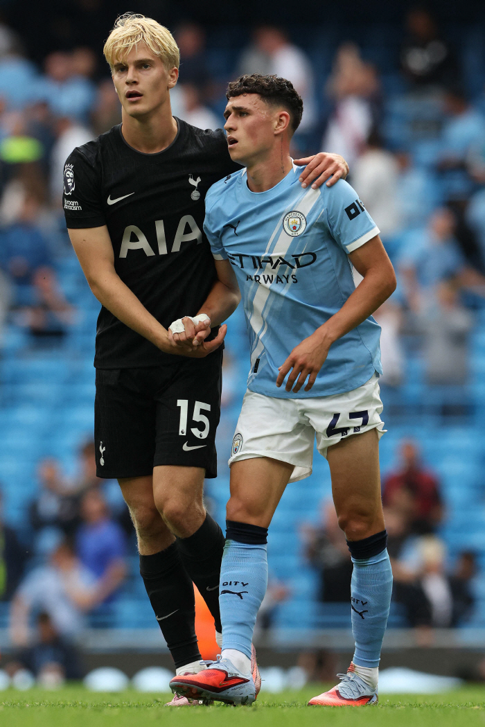 Are you laughing right now! Genius, who fell to Manchester City with a big smile while falling behind 02, controversy over Tottenham's provocation to cheer for the European champion