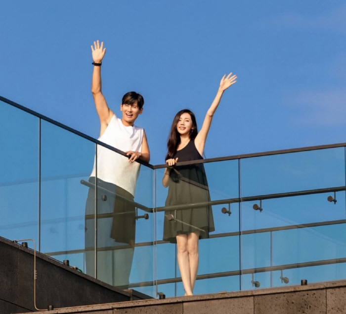 Chu Ja-hyun ♥ Woo Hyo-kwang, couple's two-shot in two years..Hold hands and be kind