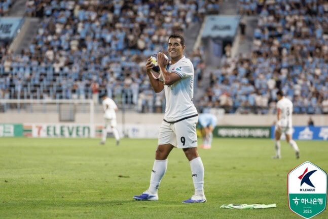 Daegu Jeju, busy going to a four-goal slugfest for eight minutes, couldn't laughDaegu at the bottom, 16 games winless