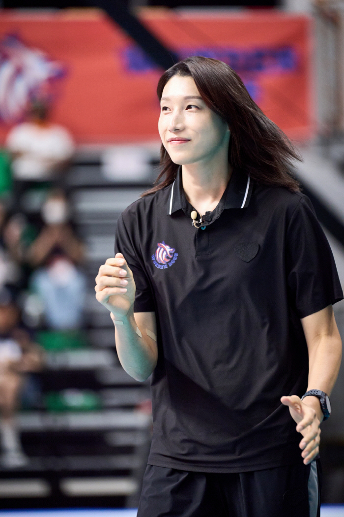 Kim Yeon-kyung, who returned as a new coach, will face off against the founding team and her old team