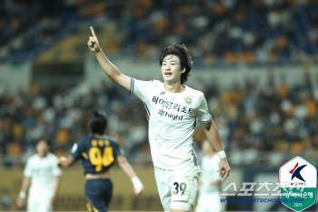 Korea University's Byun Woo-seok Lee Ji-ho's winning goal Kangwon and Jin Si-woo won 1-0 against Gwangju!All three wins this season 