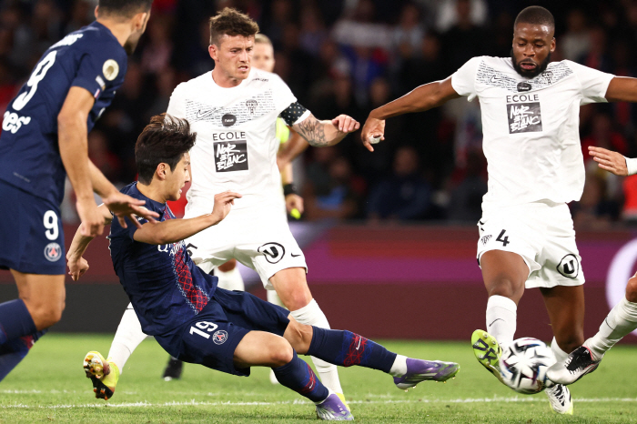 Lee Kang-in, who is rumored to be a transfer, will play in 3 consecutive games as a substitute  100% pass success rate, PSG has 10 new wins, 2 consecutive wins,  the lead