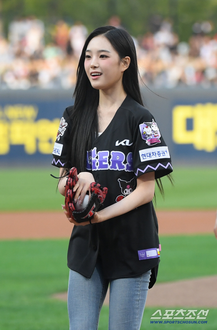  First pitch in Gwangju, Triple S Jiyeon