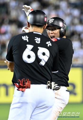  Hur Kyung-min, who is cheering, hits a timely two-run hit in the eighth inning!