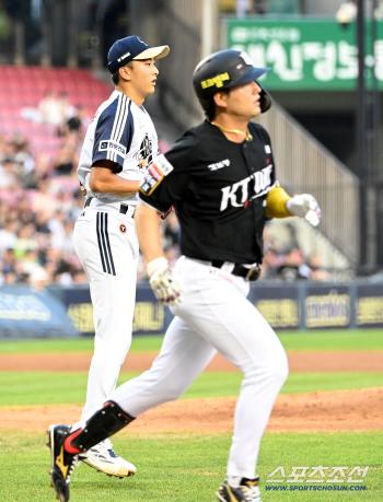  Jehwanyu is on the verge of loading the bases with two outs