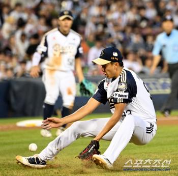  Jehwanyu tripped while trying to catch a bunt