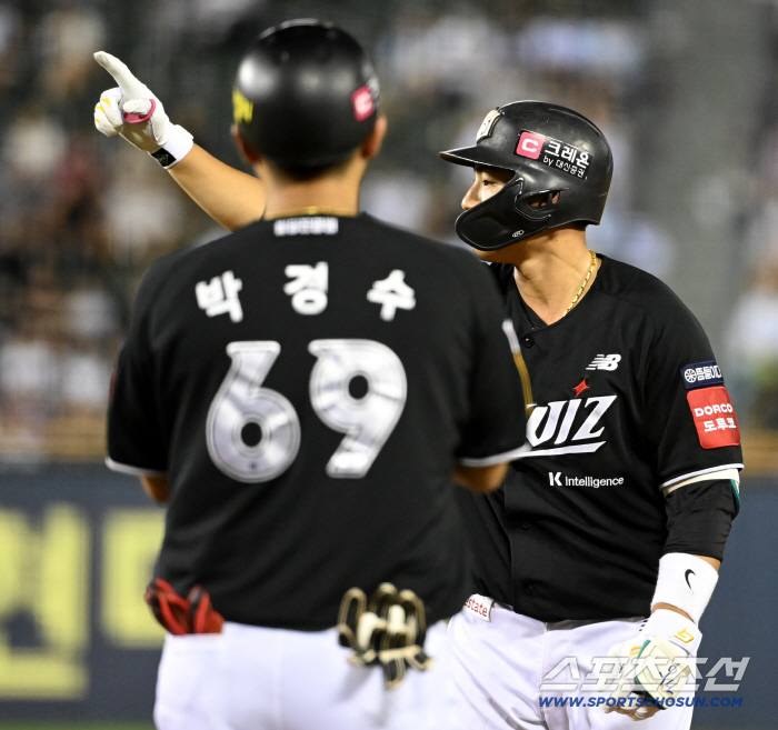  Kang Hyun-woo makes a timely hit to save chances for the 2nd and 3rd base