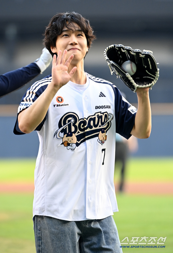  Kang Yoo-seok greets baseball fans with his hands