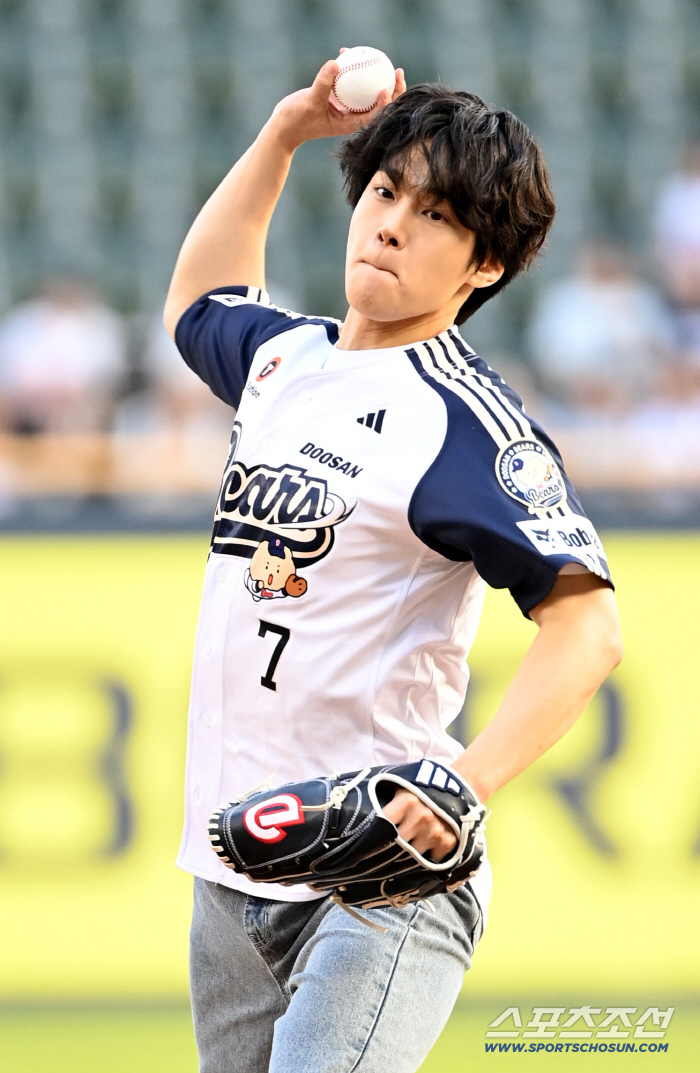  Kang Yooseok is handsome even when he throws the first pitch!