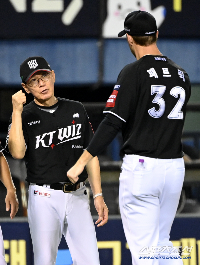  Manager Lee Kang-chul greets Patrick, the winning pitcher
