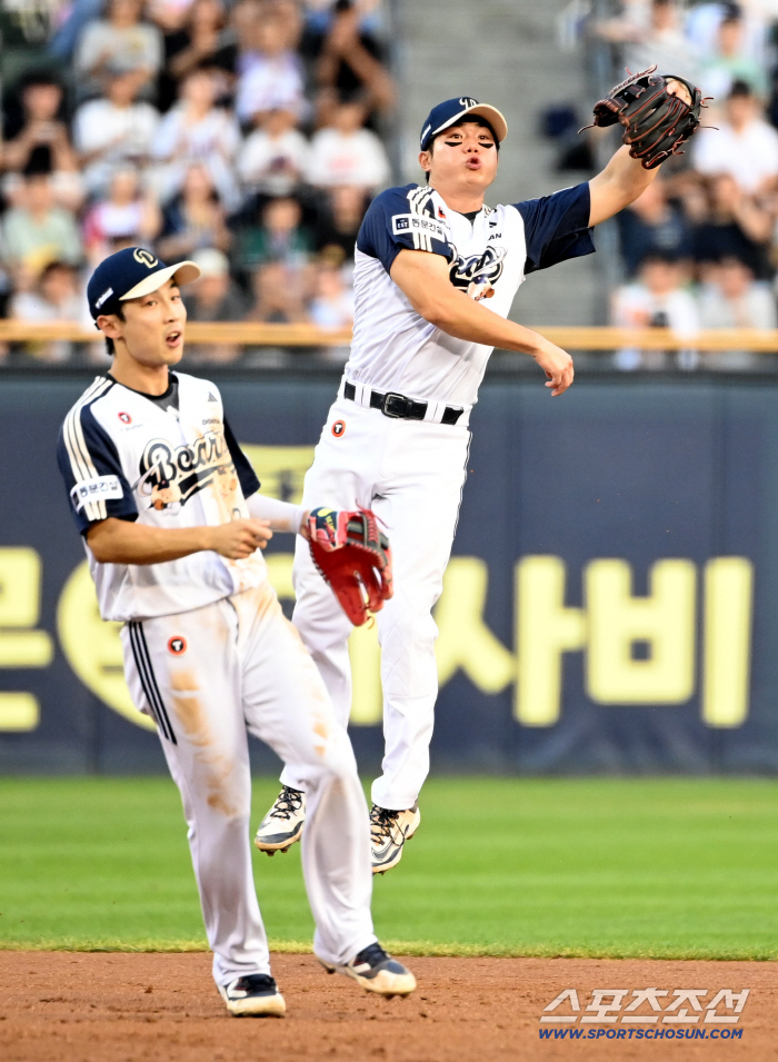  Oh Myung-jin throws to second base quickly
