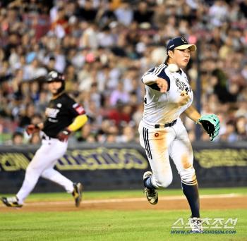 Park Junsoon, first base bad player