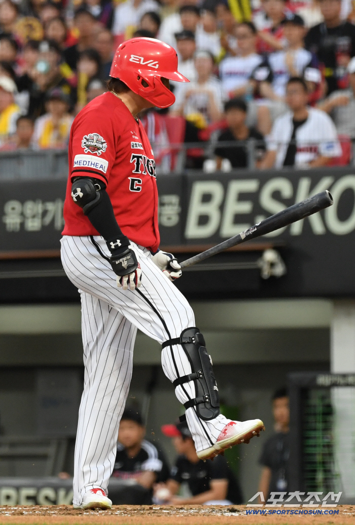  A sand dune hit by Na Sungbum's leg