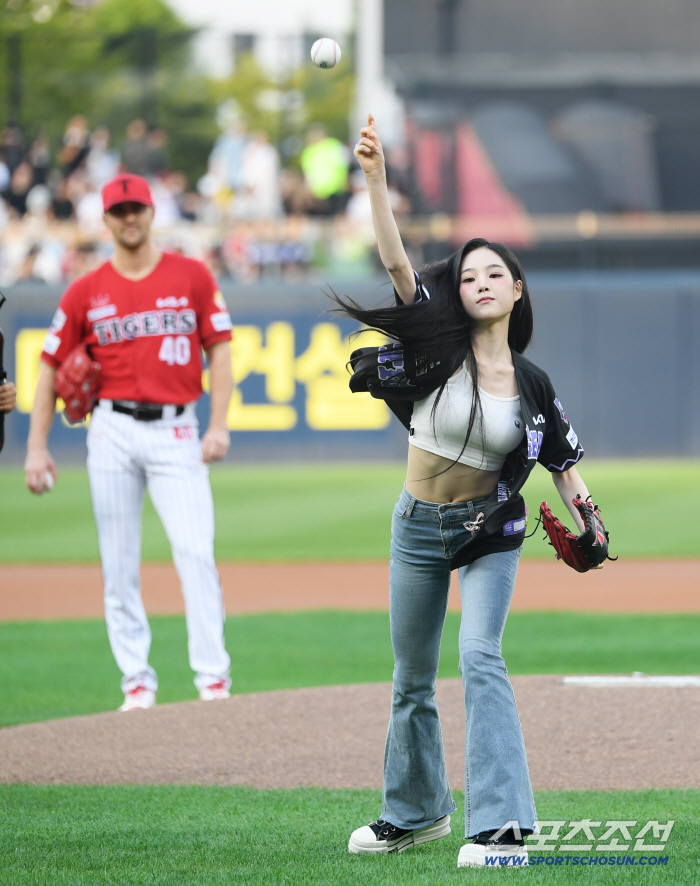  Triple S Jiyeon's clear abs