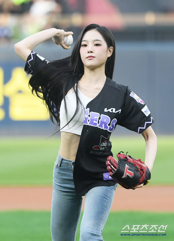  Triple S's Jiyeon 11-shaped abs