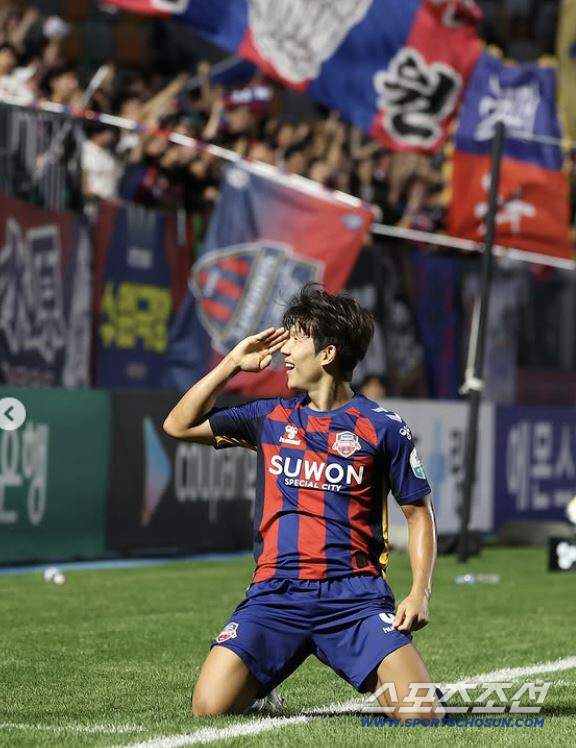 Roh Kyung-ho's comeback goal X salute ceremony ahead of the Gimcheon Sangmu match will leave a clear impact on Suwon fans before joining the military in November