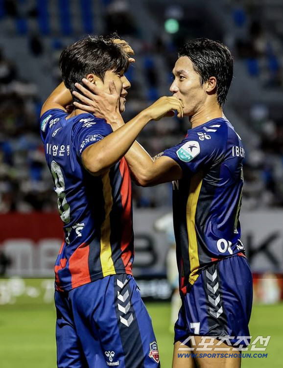 Roh Kyung-ho's comeback goal X salute ceremony ahead of the Gimcheon Sangmu match will leave a clear impact on Suwon fans before joining the military in November