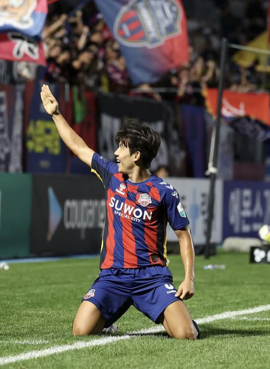 Roh Kyung-ho's comeback goal X salute ceremony ahead of the Gimcheon Sangmu match will leave a clear impact on Suwon fans before joining the military in November