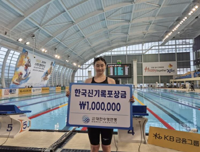 Suyeong, a middle school girl who was the president of the school ★ Kim Seung-won's rebellion, 女 backstroke 50m World Junior Championships semi-final competition! First podium is visible!