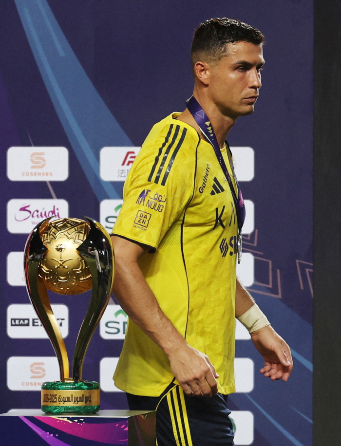 4 years of military service → I'm very upset! Ronaldo, who shed tears at runner-up through Tong-in, looks down even at the unprecedented milestone