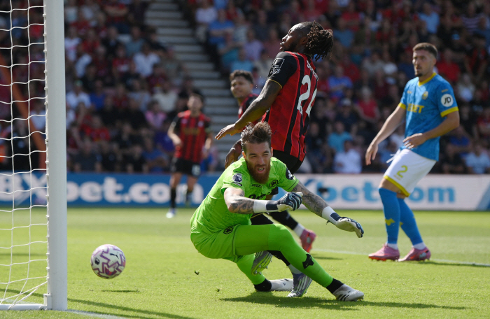  Hwang Heechan's last run was useless Totti's exit Wolverhampton lost 0-1 away to Bournemouth. I can't see a way out