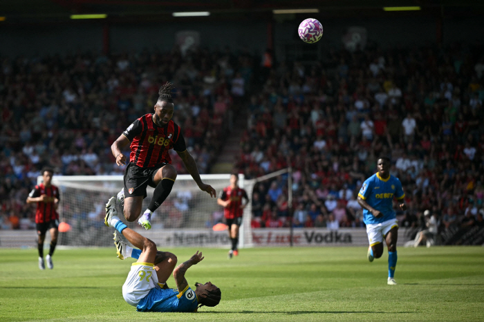  Hwang Heechan's last run was useless Totti's exit Wolverhampton lost 0-1 away to Bournemouth. I can't see a way out