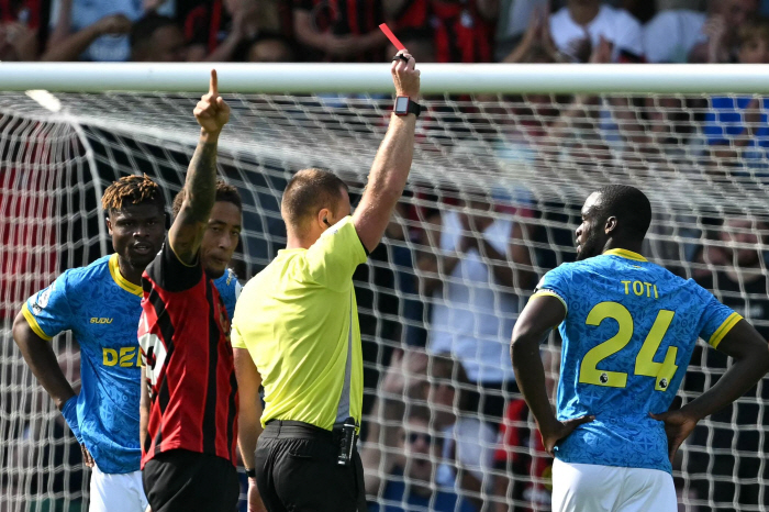  Hwang Heechan's last run was useless Totti's exit Wolverhampton lost 0-1 away to Bournemouth. I can't see a way out