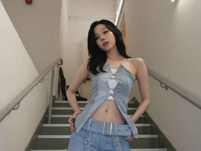Espa Winter, an innocent, thin collarbone line...Even the abs are perfect