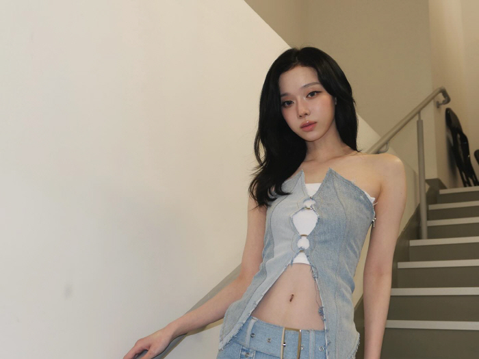 Espa Winter, an innocent, thin collarbone line...Even the abs are perfect