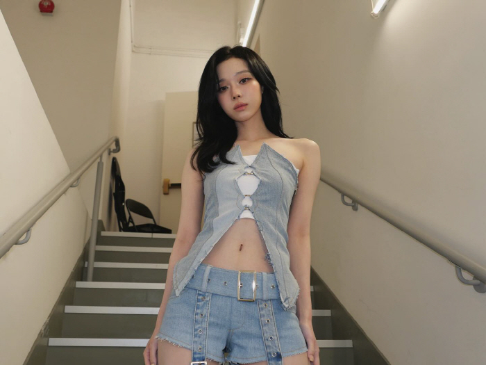 Espa Winter, an innocent, thin collarbone line...Even the abs are perfect