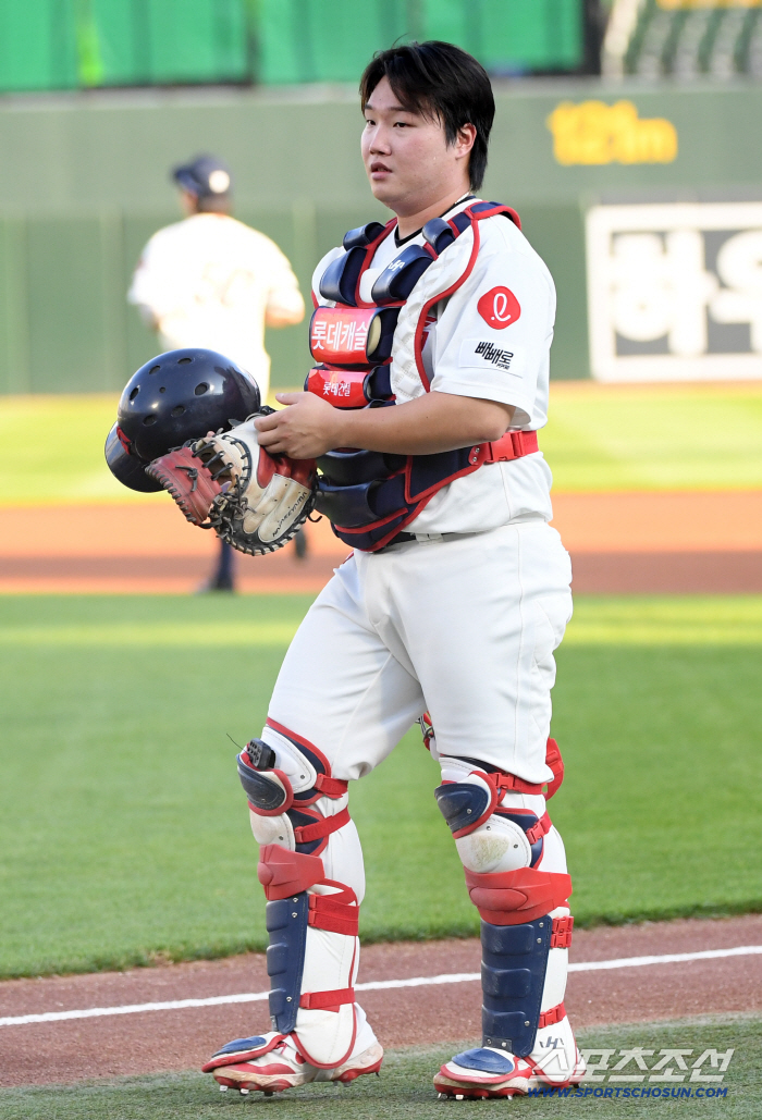 Fall baseball is also in jeopardy, but it will try to escape 12 consecutive losses...Lotte adjusts catcher's outfield entry