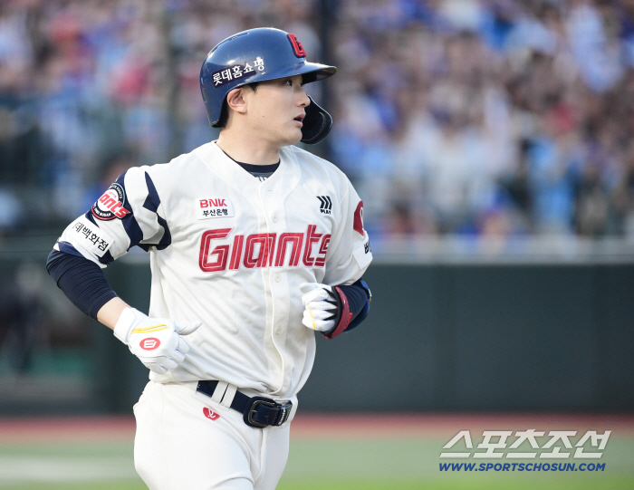 Fall baseball is also in jeopardy, but it will try to escape 12 consecutive losses...Lotte adjusts catcher's outfield entry