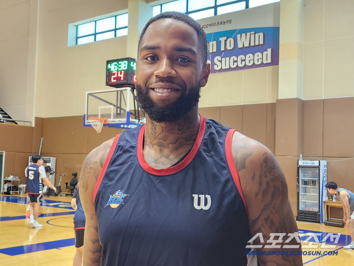 Forget about Long! A new challenge in Busan KCC uniform, Sean Long tries to look good…I really want to win. 