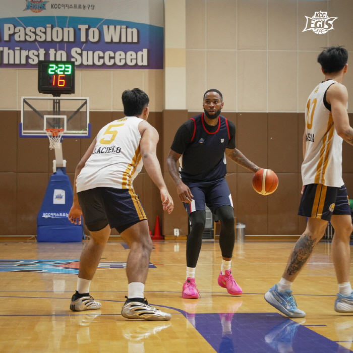 Forget about Long! A new challenge in Busan KCC uniform, Sean Long tries to look good…I really want to win. 