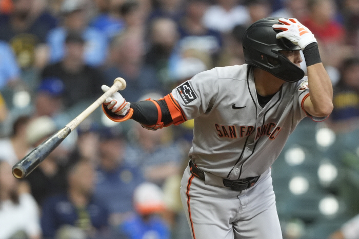 A hit that plays separately from the team, a batting average of 0.313 in August, and one hit in 16 at-bats in Lee Jung-hoo's scoring position, which is harsh on ordinary batters