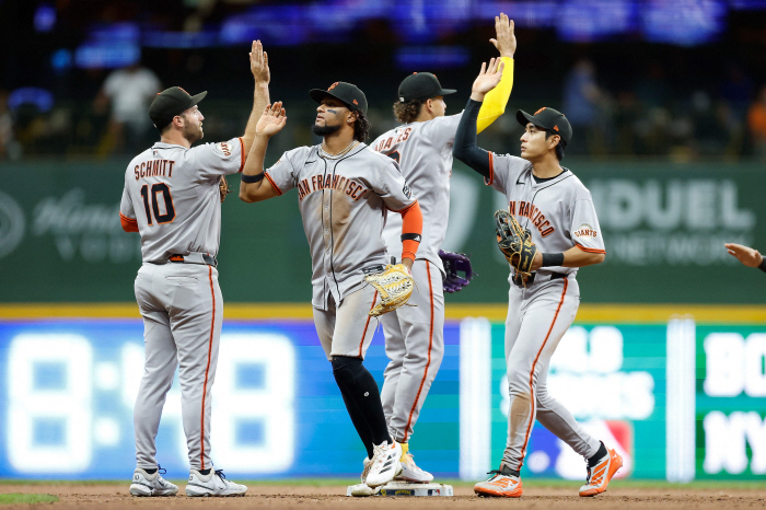 A hit that plays separately from the team, a batting average of 0.313 in August, and one hit in 16 at-bats in Lee Jung-hoo's scoring position, which is harsh on ordinary batters