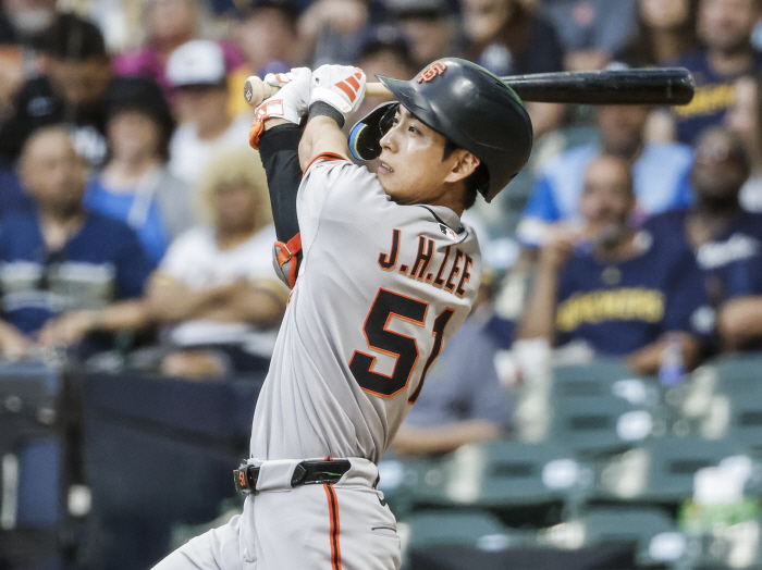 A hit that plays separately from the team, a batting average of 0.313 in August, and one hit in 16 at-bats in Lee Jung-hoo's scoring position, which is harsh on ordinary batters