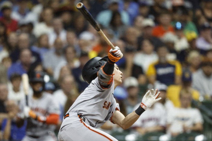 A hit that plays separately from the team, a batting average of 0.313 in August, and one hit in 16 at-bats in Lee Jung-hoo's scoring position, which is harsh on ordinary batters