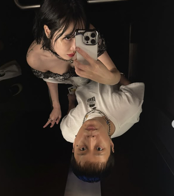 Hyun-ah ♥ Yong Jun-hyung left for Europe for his honeymoon after a year of marriage..Couple look  touch
