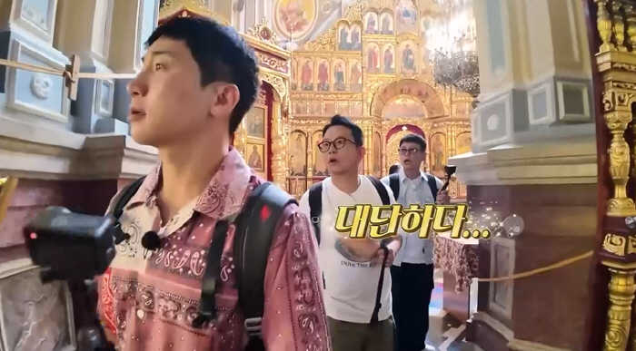 Kim Ji-min ♥ Kim Jun-ho is caught packing with a smile...I pretended to be sad all of a sudden. 