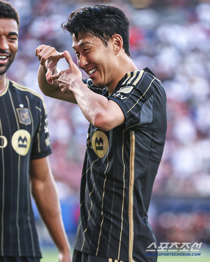 Now it's SON, Beckham. Son Heung-min MLS first goal is a fantastic free kick! You have to walk to the Louvre to make your world class debut goal