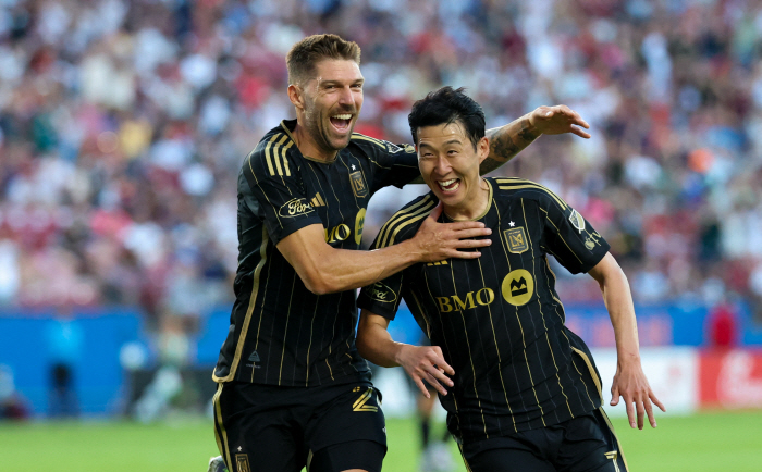 Now it's SON, Beckham. Son Heung-min MLS first goal is a fantastic free kick! You have to walk to the Louvre to make your world class debut goal