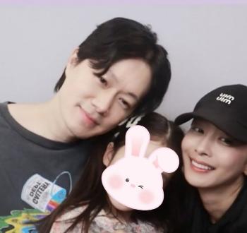 Park Jung-ah, ♥ You look like a newlywed with handsome golfer Jeon Sang-woo..With a cute daughter